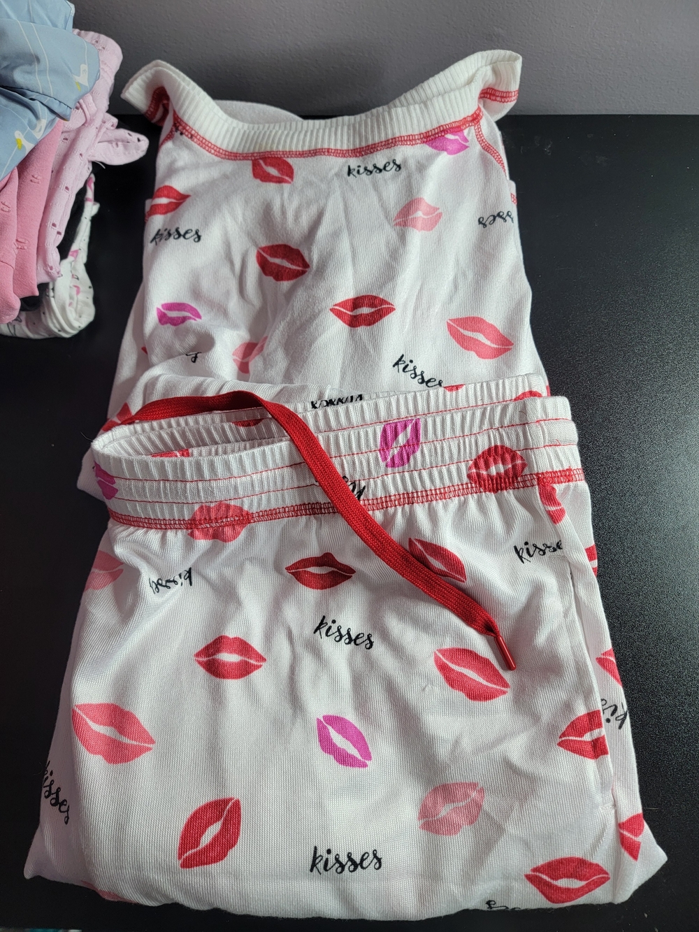 Women's White 'Kisses' Lip-Print Pajama Set - Pink & Red